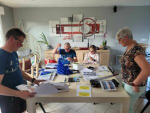 J-5 On bosse même le dimanche dans l’atelier clandestin…